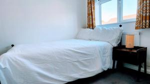 Family friendly spacious 4bedroom house in Bagshot with EV Charger