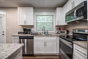 That Pleasant Home in Atlanta close to the Airport by Deity Villas