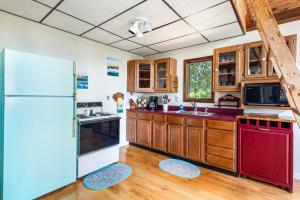 Mountain cabin w hot tub & deck views