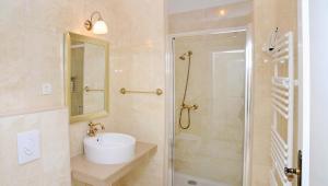 Apartments & Rooms Flowers