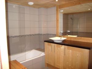 Appartement 8 personnes, piscine, wifi, 4 ch, parking - FR-1-733-123