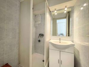 Studio mezzanine climatisé avec piscine, terrasse, parking privé et proche plage - Gruissan - FR-1-229-861