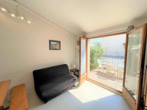 Studio mezzanine climatisé avec piscine, terrasse, parking privé et proche plage - Gruissan - FR-1-229-861