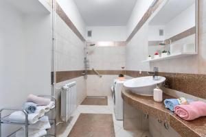 The Grand Mansion Residence on La Guardia