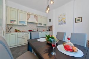 The Grand Mansion Residence on La Guardia