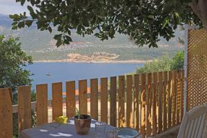 Muhteşem deniz manzaralı ağaç ev