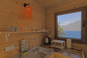 Muhteşem deniz manzaralı ağaç ev