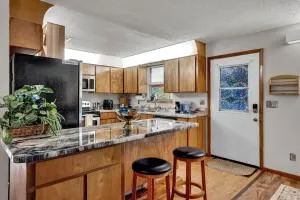 BnB Hyperion - 4BR Pet-Friendly Retreat w Firepit - Mount Dora