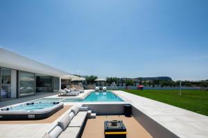Cresto Iconic Villa, with Heated Spa Whirlpool, By ThinkVilla