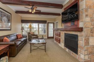 Poolside Oasis at the Pointe - 2BR Condo Minutes From Table Rock Lake