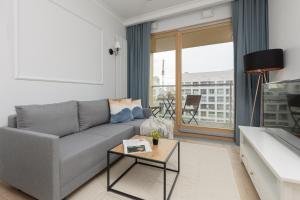 Stylish Apartment Kolejowa & Parking & Balcony by Noclegi Renters