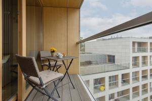 Stylish Apartment Kolejowa & Parking & Balcony by Noclegi Renters