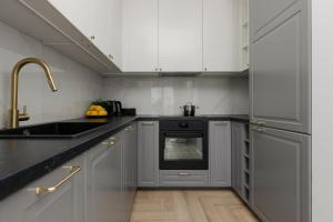 Stylish Apartment Kolejowa & Parking & Balcony by Noclegi Renters