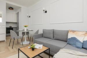 Stylish Apartment Kolejowa & Parking & Balcony by Noclegi Renters