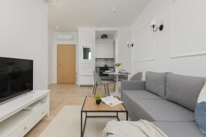 Stylish Apartment Kolejowa & Parking & Balcony by Renters