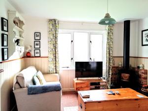 Badgers Den, a beautiful log cabin in a secluded valley close to the beach