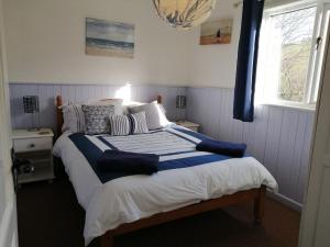 Badgers Den, a beautiful log cabin in a secluded valley close to the beach