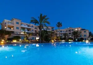 105 Kings Palace - Fabulous 2 Bed, 2 bath, Large Patio with Garden - Sea Views - Пафос