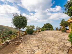 Enchanting Seaview Getaway img36