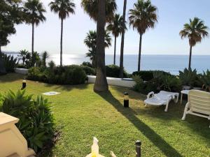 Gorgeous beachfront property with stunning sea views & garden