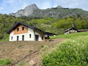 Villas Luxurious new villa in the Alpes with sauna and jacuzzi : Villa