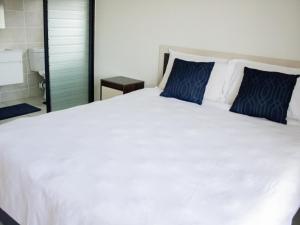 1253 The Blyde Crystal Clear 3 Bedroom Garden Apartment