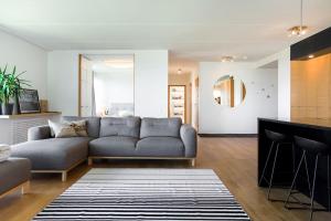 Luxury Seaside 3 Bedroom Apartment With Balcony