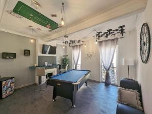 Appartements Des Corps a l'envers By Love Room Perpignan : photos des chambres