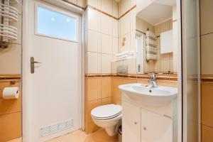 Metro Rondo ONZ Yellow Apartment by BookingHost