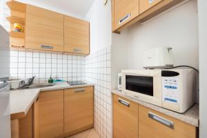 Metro Rondo ONZ Yellow Apartment by BookingHost