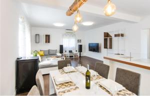 Cozy Home In Prkos With Jacuzzi