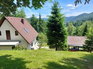 Kuća na osami pokraj jezera