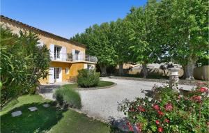 Maisons de vacances Nice home in LIsle sur la Sorgue with 6 Bedrooms and Outdoor swimming pool : photos des chambres