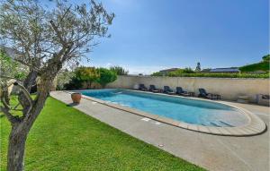 Maisons de vacances Nice home in LIsle sur la Sorgue with 6 Bedrooms and Outdoor swimming pool : photos des chambres