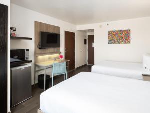 Hotel Mesaluna Near American Consulate