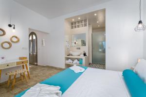 Deluxe Suite with Outdoor Hot Tub & Sea View room in En Plo Boutique Suites Santorini