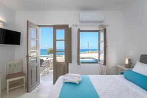 Honeymoon Suite with Outdoor Hot Tub & Sea View room in En Plo Boutique Suites Santorini