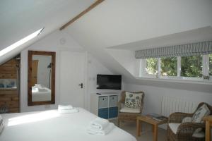 Cowslip Barn Annexe, Countryside Stay Near Chichester