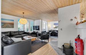 Beautiful Home In Ulfborg With Wifi