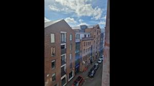 Apt - Sleeps 7 - Walking Distance to Attractions
