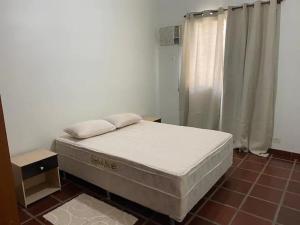 Amplo apto na Enseada a apenas 50 metros da praia