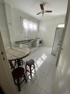 Amplo apto na Enseada a apenas 50 metros da praia