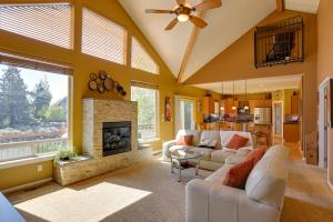 Canal-Front Bend Vacation Rental with Hot Tub!