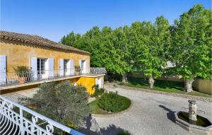 Maisons de vacances Nice home in LIsle sur la Sorgue with 6 Bedrooms and Outdoor swimming pool : photos des chambres