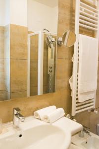 Deluxe Triple Room room in Hotel Eden Garda
