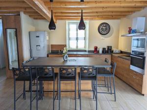 Gîte Charentais avec piscine, terrasse, et pêche - confort moderne et charme rural - FR-1-653-87