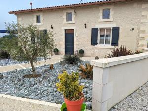 Gîte Charentais avec piscine, terrasse, et pêche - confort moderne et charme rural - FR-1-653-87