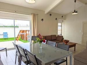Maisons de vacances Gite Salles-de-Barbezieux, 5 pieces, 8 personnes - FR-1-653-87 : photos des chambres