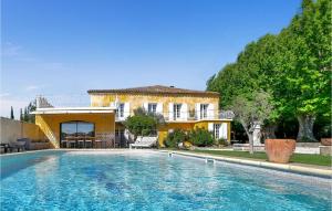 Maisons de vacances Nice home in LIsle sur la Sorgue with 6 Bedrooms and Outdoor swimming pool : photos des chambres