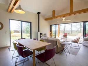 Maisons de vacances Gite confortable avec piscine privee et jardin clos en Dordogne - FR-1-616-319 : photos des chambres
